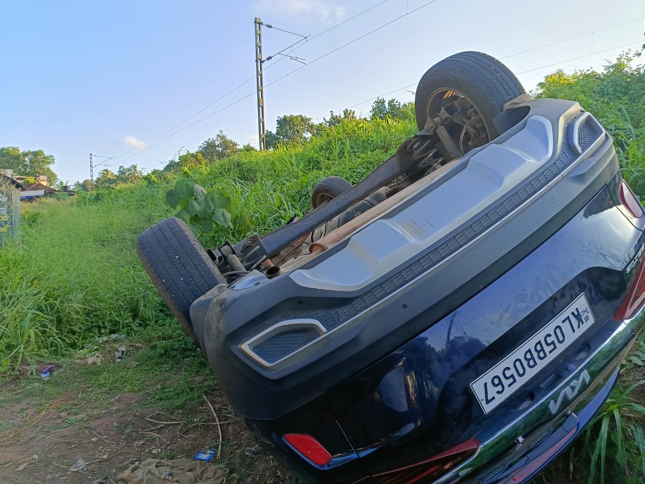 കാർ തലകീഴായി മറിഞ്ഞ് അപകടം
